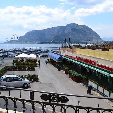 Mondello Holidays Rum bild