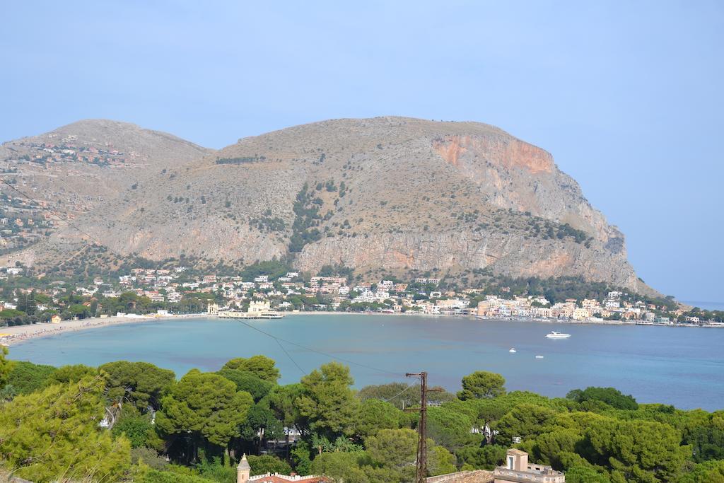 Mondello Holidays Rum bild